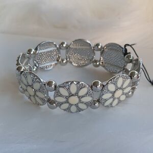 Paparazzi Silver and Cream Floral Bracelet